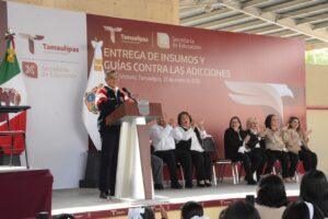 *Cumple gobernador a educandos, entrega equipo tecnológico y mobiliario escolar*